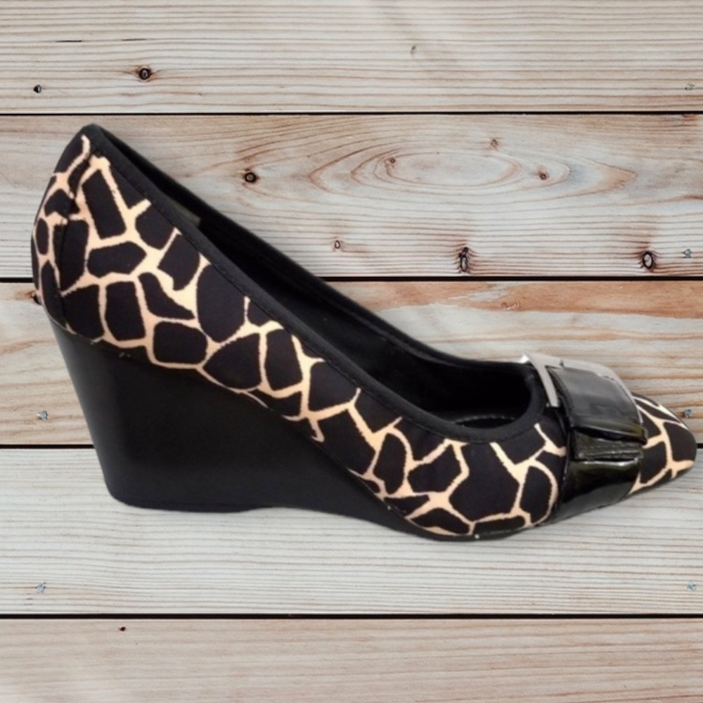 Bandolino Giraffe print wedge heels size 9.5 - Picture 3 of 7